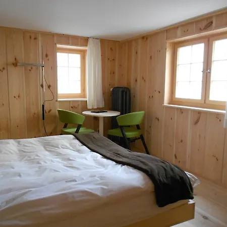 Gasthaus Am Brunnen מלון Valendas